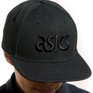 Asics snap back training cap in black.